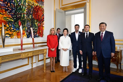 Macron i-a oferit cadou lui Xi, între altele coniac și "Notre-Dame de Paris"