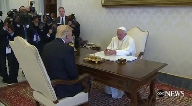 FOTO Trump face public un portret al său îmbrăcat ca Papa