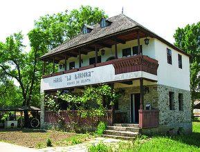 FOTO Muzeul Satului vrea să închirieze hanul la care a stat Alexandru Ioan Cuza