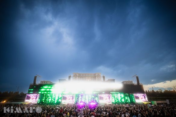 Cu 750 metri pătrați de ecrane, pe o scenă de 60 metri, Festivalul KIMARO a început în Piața Constituției București