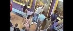 VIDEO Un turist a deteriorat o pictură din secolul al XVIII-lea, în timp ce poza la Galeriile Uffizi din Florența