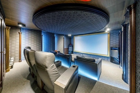 FOTO Steven Seagal își vinde casa din Moscova pentru aproximativ 7,5 milioane de dolari