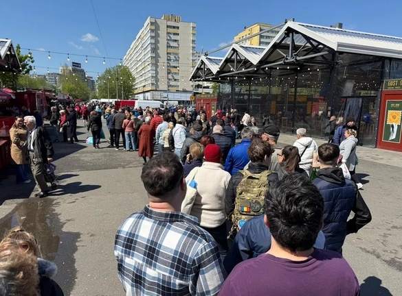 Cozi de sute de persoane la mici în Obor FOTO