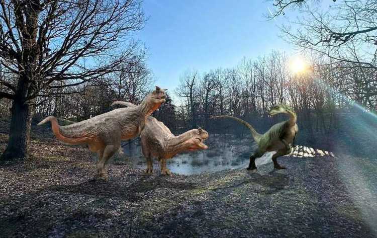 FOTO Parc de aventură în România, cu machete de dinozauri în mărime naturală, construit la Ineu