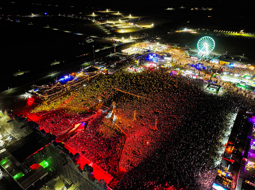 O nouă stațiune, Nibiru, se deschide pe litoral, la Costinești, odată cu festivalul "Beach, Please!" și va rămâne deschisă toată vara. Selly: „E cea mai mare investiție privată din sectorul de divertisment"