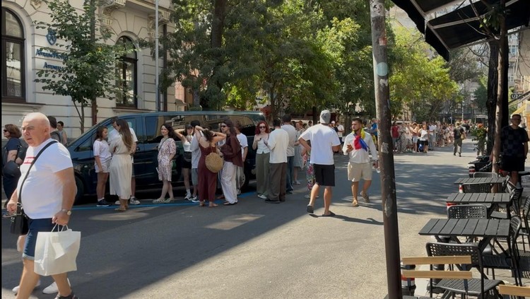 Coadă la Patiseria Amzei, sâmbătă, 22 august 2026, în jurul orei 13. Foto Profit.ro Coadă la Patiseria Amzei, sâmbătă, 22 august 2026, în jurul orei 13. Foto Profit.ro