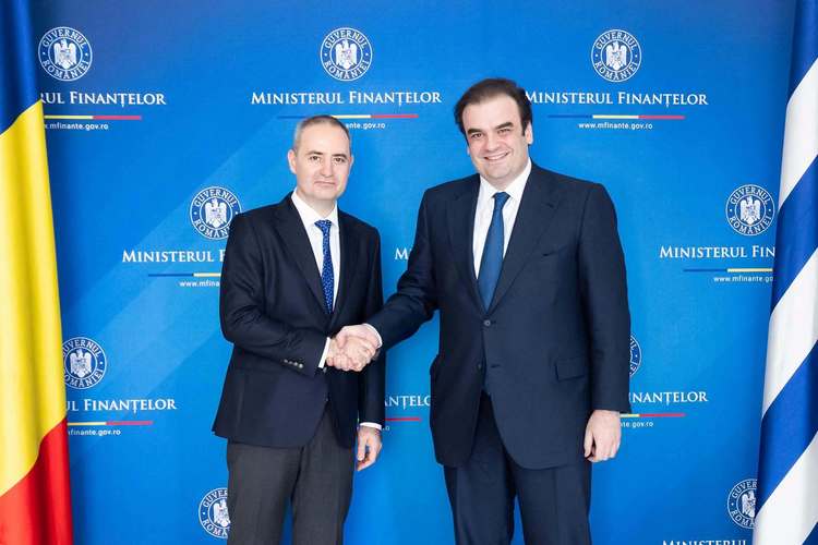 FOTO Ministrul Finanțelor s-a căsătorit cu o interpretă de muzică populară. Nicușor Dan, la nuntă. Naș este ministrul de Finanțe din Grecia