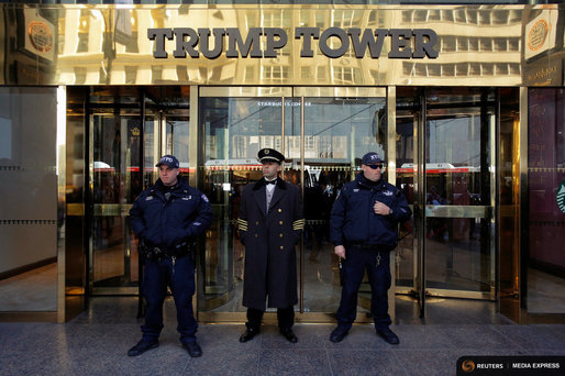 FOTO&VIDEO Trump Tower din New York, unde noul președinte SUA încă lucrează, a fost baricadat de NYPD, angajații nu mai pot folosi liftul cum vor