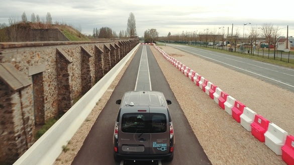 FOTO Renault a testat cu succes două Kangoo Z.E. cu încărcare wireless, din mers