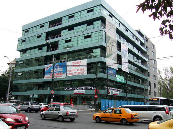 FOTO Ghencea Business Center, construit în boom-ul imobiliar, a fost scos la vânzare cu peste 10 milioane euro