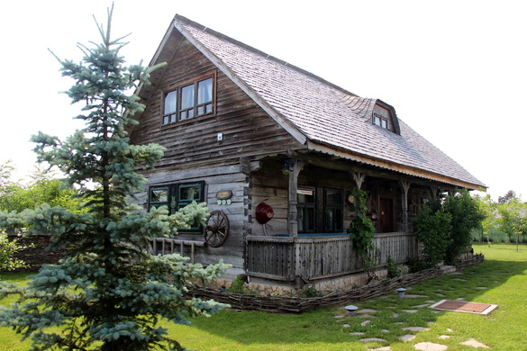 FOTO Un român întors din Canada în anii '90 a construit la Snagov un Maramureș în miniatură, unde turiștii români și străini iau pulsul vieții la țară