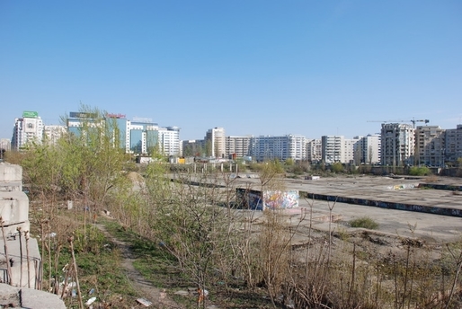 Luptă Guvern-Primărie pe Esplanada: Justiția preia rapid terenul de 10 hectare, vânat anterior de companii imobiliare, inclusiv miliardarul Demyan, și cerut de Firea. Terenul este pregătit din regimul Ceaușescu