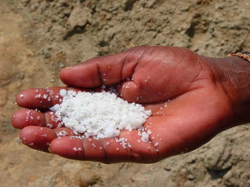 Oameni de afaceri, trimiși în judecată de DNA; au importat zahăr, la vamă au declarat sare