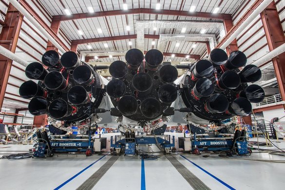 FOTO Racheta Falcon Heavy cu roadsterul lui Musk la bord, aproape de lansare