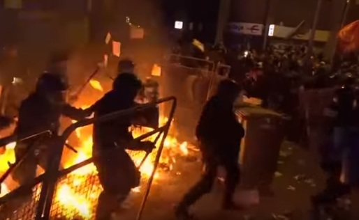 VIDEO Protestatarii din Barcelona au incendiat mașini și au aruncat cu sticle cu benzină în polițiști