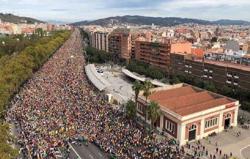 Grevă generală și manifestație la Barcelona după a patra noapte de violențe în Catalonia