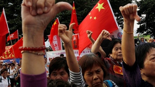 Sute de demonstranți pro-China au ieșit în stradă la Hong Kong în sprijinul autorităților