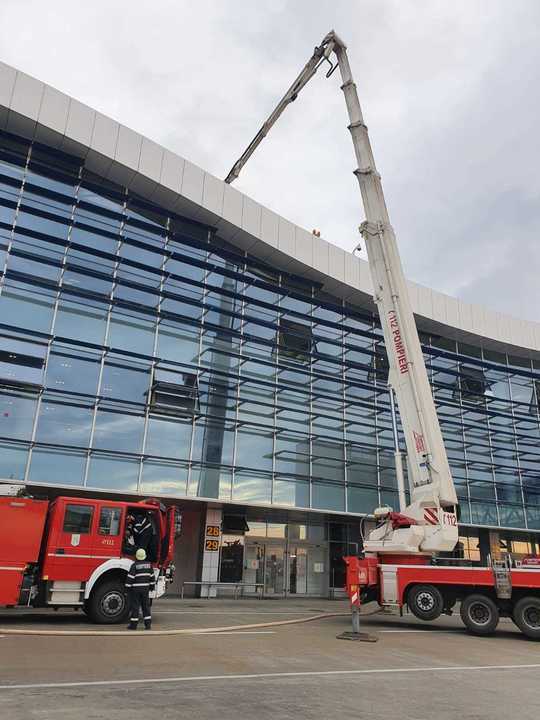 VIDEO&FOTO Incendiu la un fast-food din Aeroportul Otopeni. Traficul nu a fost afectat. Update: Incendiul a fost stins