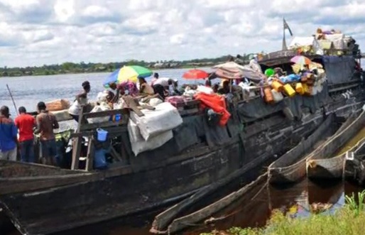 Cel puțin 60 de oameni au murit când o barjă care transporta peste 700 de pasageri a eșuat pe râul Congo
