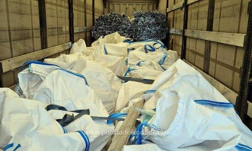 Peste 34 de tone de deșeuri din aluminiu și hârtie, găsite de polițiștii de frontieră și angajații Gărzii de Mediu Giurgiu