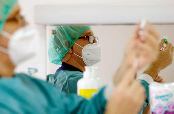 Aproximativ un sfert din populația din România eligibilă pentru imunizare anti-COVID a primit vaccinul