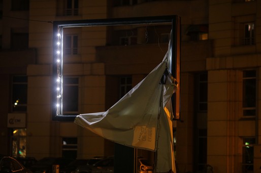 FOTO Furtună violentă în București și în Ilfov. O antenă GSM de mari dimensiuni a căzut peste două locuințe. Mai multe trenuri au fost anulate