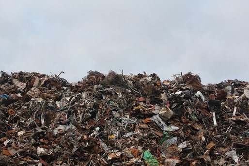 România, îngropată în gunoaie. O afacere de jumătate miliard euro. "Reciclarea - doar o fațadă sub care multe dintre firme nu fac altceva decât să importe gunoaie. Industria reciclării, doar pe hârtie și reclame." Portița ,,produselor second-hand’’