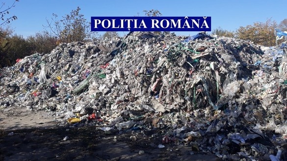 FOTO Cinci TIR-uri prinse cum descărcau ilegal deșeuri din Italia, în orașul Lugoj 