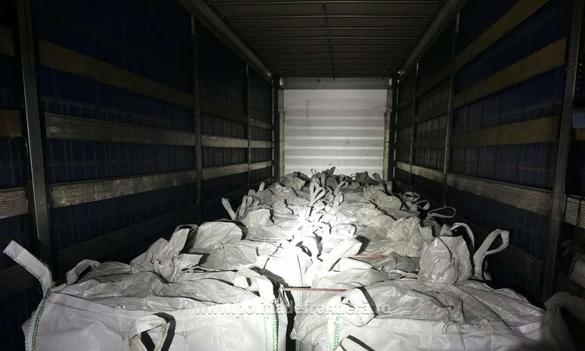 FOTO Peste 47 tone deșeuri oprite la intrarea în țară. Guvernul tocmai a limitat numărul de puncte de trecere a frontierei pentru deșeuri reciclabile