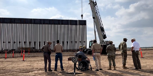 Texasul își contruiește propriul zid la frontiera cu Mexicul, ”o replică a zidului lui Trump”