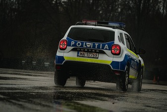 Zeci de mașini percheziționate în parcarea complexului Dragonul Roșu