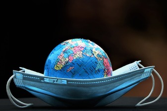 Mai multe țări europene renunță la toate restricțiile legate de Covid-19, chiar dacă experții afirmă că este prea devreme