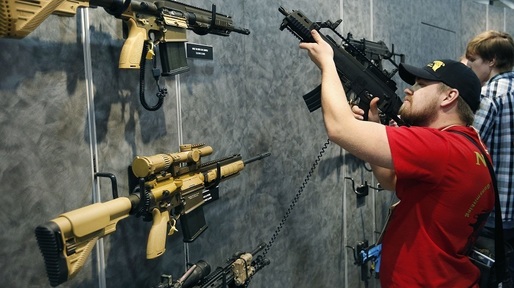 Marii producători americani de arme au obținut peste 1 miliard de dolari în ultimul deceniu vânzând arme de asalt în stil militar