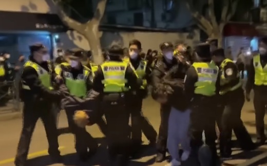 China: Percheziții pe stradă, telefoane verificate