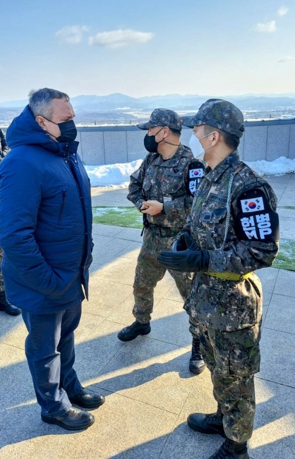 FOTO Premierul Ciucă și Marcel Ciolacu s-au fotografiat în zona demilitarizată dintre Coreea de Nord și Coreea de Sud