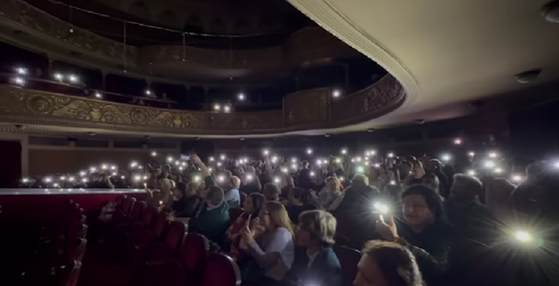 VIDEO Pană de curent la Timișoara. Actorii Teatrului Național au jucat la lumina telefoanelor