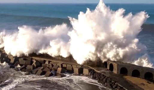 VIDEO Furtuna Ciaran a lovit nordul Europei cu forța unui uragan: Valuri de 20 metri