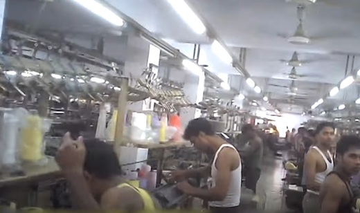 Bangladesh: Sute de fabrici textile, închise în urma manifestațiilor violente pentru creșteri salariale