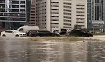 VIDEO La Dubai a plouat într-o zi cât într-un an. Cele mai abundente precipitații din ultimii 75 de ani au inundat autostrăzi, case și malluri