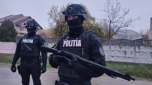 Sute de percheziții care vizează destructurarea unor rețele specializate în infracțiuni economico-financiare și de criminalitate