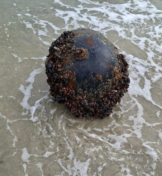 Mină marină pe plaja din dreptul poligonului Midia