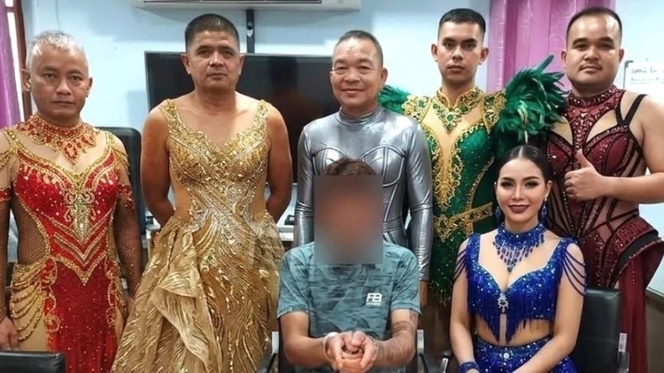 FOTO Polițiști costumați în fete sexy pentru a prinde un traficant de droguri. Tactica „fetele fierbinți”, în Thailanda