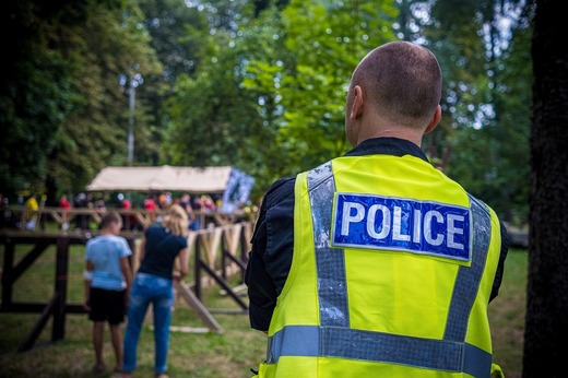 FOTO Polițiști costumați în fete sexy pentru a prinde un traficant de droguri. Tactica „fetele fierbinți”, în Thailanda