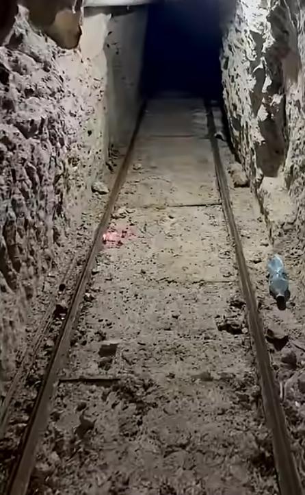 FOTO Tunel de 600 de metri cu cale ferată, folosit pentru traficul de droguri, descoperit de SUA sub granița cu Mexicul