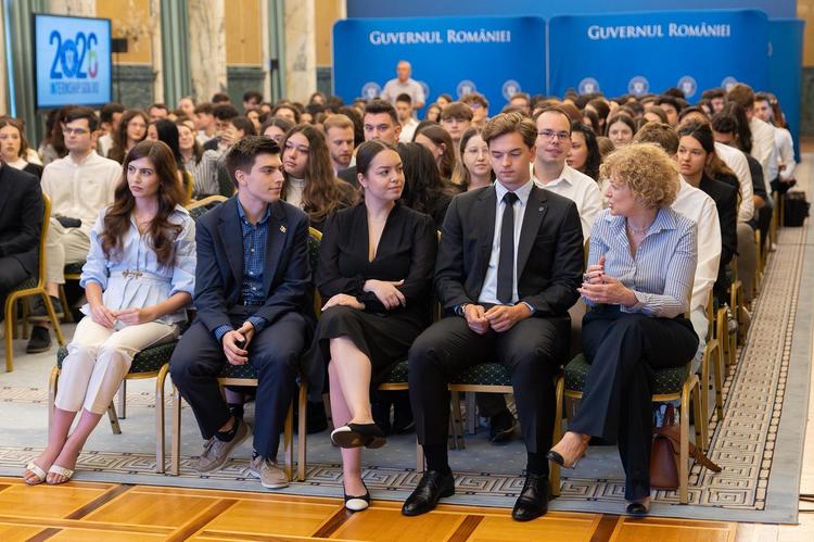 FOTO Bolojan dezvăluie problemele guvernării, în fața stagiarilor: Cei cu interese se opun schimbărilor în energie; Digitalizarea s-a lovit de „gândirea de parohie”; Bani pierduți din PNRR pentru investiții nefinalizate.