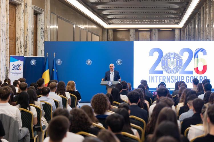 FOTO Bolojan dezvăluie problemele guvernării, în fața stagiarilor: Cei cu interese se opun schimbărilor în energie; Digitalizarea s-a lovit de „gândirea de parohie”; Bani pierduți din PNRR pentru investiții nefinalizate.
