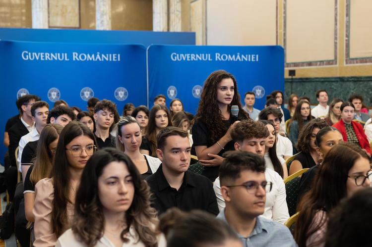 FOTO Bolojan dezvăluie problemele guvernării, în fața stagiarilor: Cei cu interese se opun schimbărilor în energie; Digitalizarea s-a lovit de „gândirea de parohie”; Bani pierduți din PNRR pentru investiții nefinalizate.