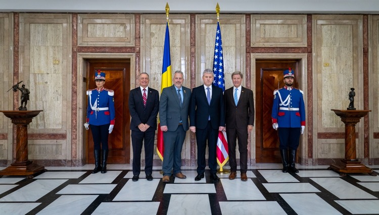 VIDEO&FOTO Președintele Comisiei pentru Forțe Armate din Camera Reprezentanților a SUA: Lucrăm la o prezență mai permanentă și mai numeroasă a trupelor americane în România. Predoiu: Oportunități întârziate din cauza neinstalării Guvernului