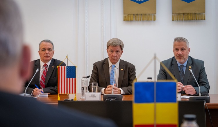 VIDEO&FOTO Președintele Comisiei pentru Forțe Armate din Camera Reprezentanților a SUA: Lucrăm la o prezență mai permanentă și mai numeroasă a trupelor americane în România. Predoiu: Oportunități întârziate din cauza neinstalării Guvernului