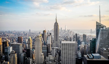 Polemici asupra modelului în care se află economia SUA: K, C sau E? De la discrepanța între bogați și săraci, la trei Americi economice